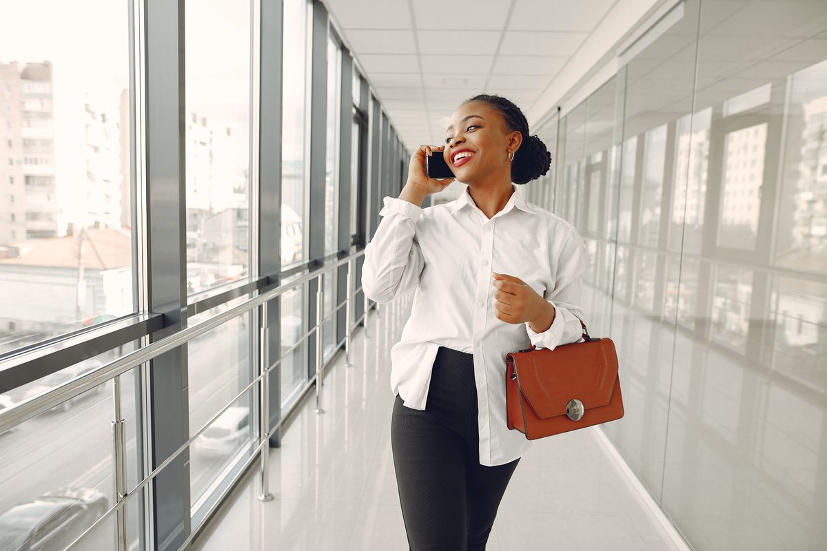 Professionnelle souriante utilisant son téléphone