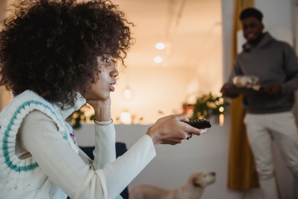 Couple profitant de son salon et de sa télévision